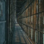 Corredor penitenciario con celdas y barrotes