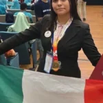 Ángela Karime Hernández Venegas muestra su medalla de oro de ISIF 2026 y una bandera de México