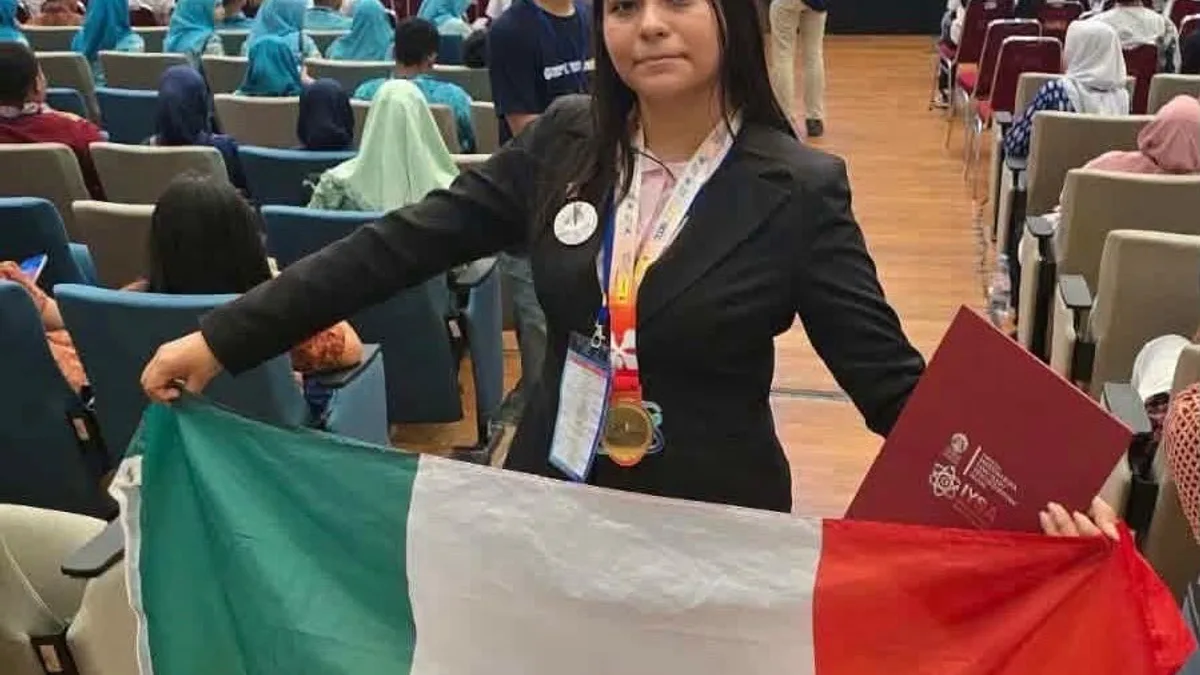 Ángela Karime Hernández Venegas muestra su medalla de oro de ISIF 2026 y una bandera de México