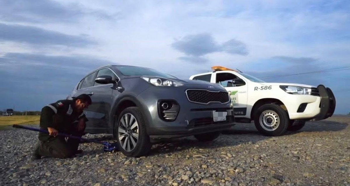 Técnico de Ángeles Verdes auxilia un vehículo en una carretera de Tamaulipas