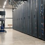 Pasillo central de un centro de datos con filas de servidores