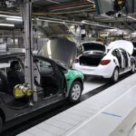 Línea de ensamble de automóviles que ilustra el arancel cero a autopartes en México