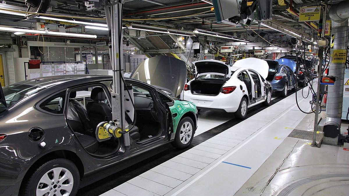 Línea de ensamble de automóviles que ilustra el arancel cero a autopartes en México