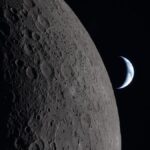 La Luna en primer plano y la Tierra al fondo durante la misión Artemis I