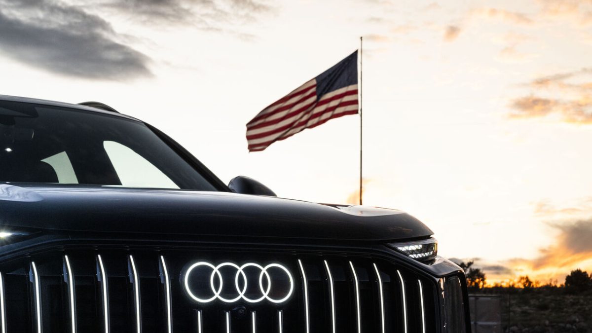 Vehículo Audi frente a una bandera de Estados Unidos, imagen oficial del proyecto de planta en Georgia