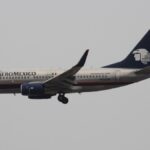 Avión de Aeroméxico en pista durante revisión de seguridad aérea