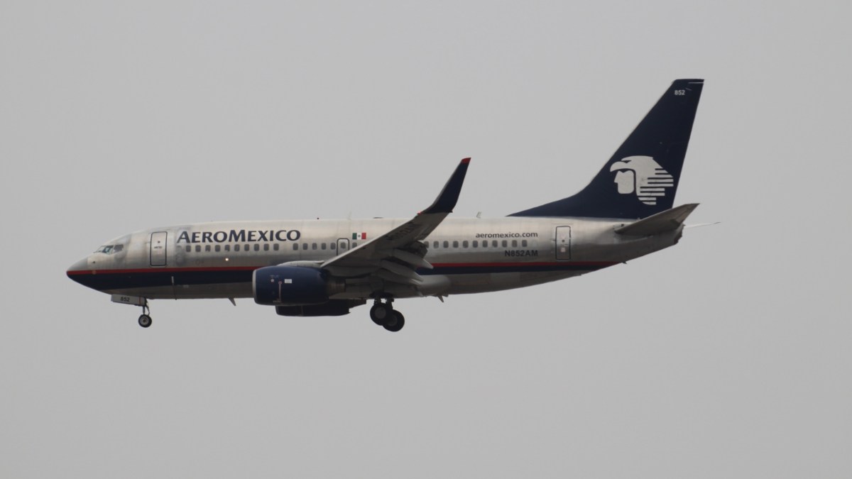 Avión de Aeroméxico en pista durante revisión de seguridad aérea