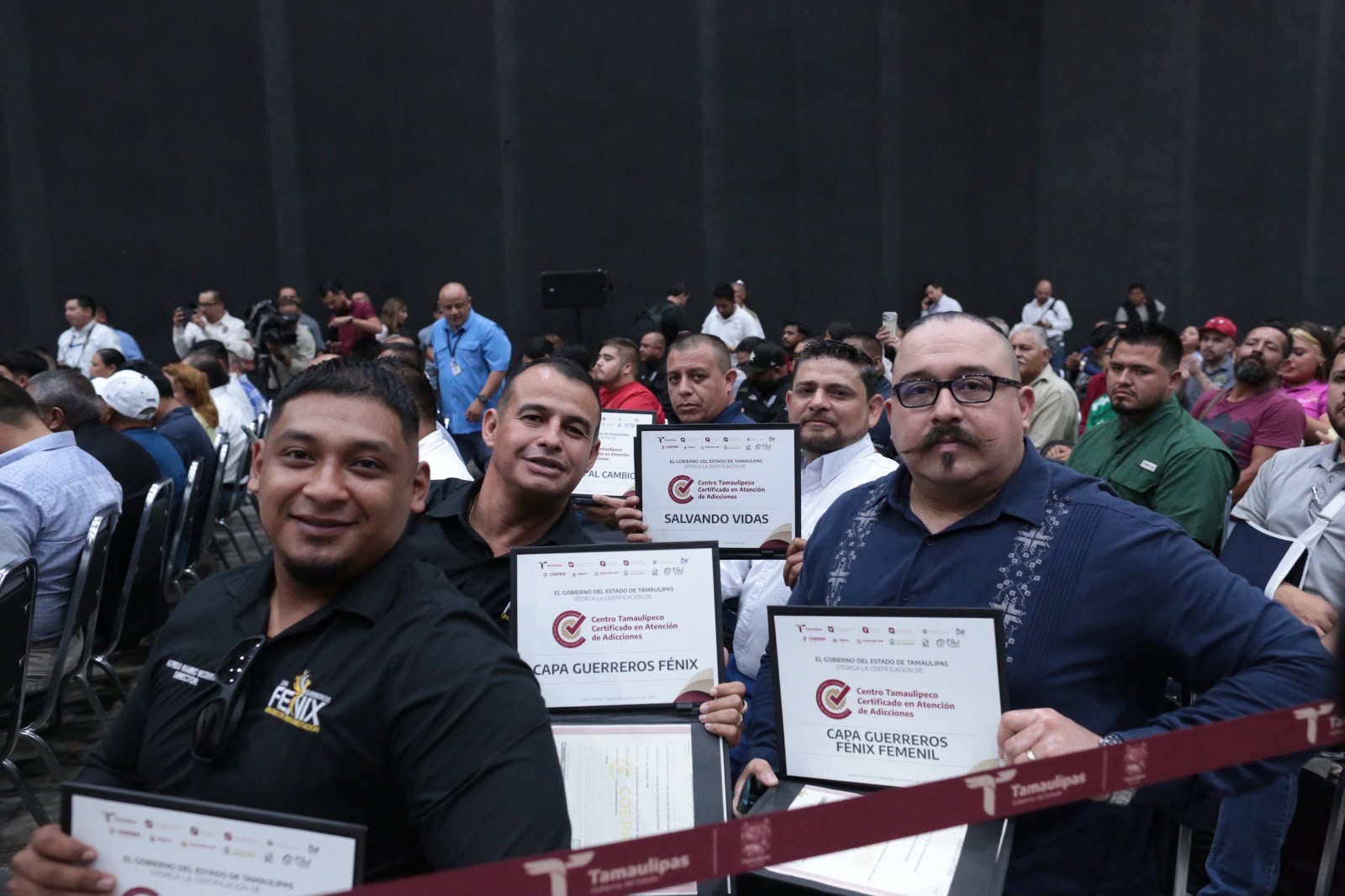 Representantes de centros de rehabilitación muestran los certificados entregados por el Gobierno de Tamaulipas.