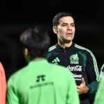 Rafael Márquez dirige un entrenamiento de la Selección Mexicana antes del partido contra Chile
