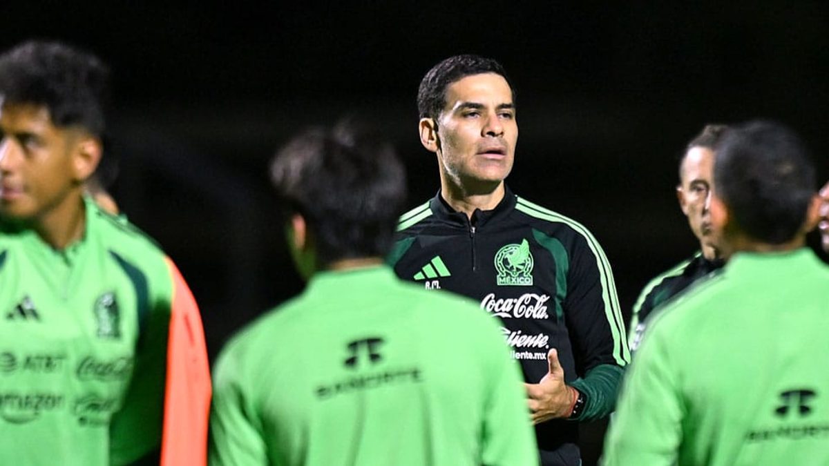 Rafael Márquez dirige un entrenamiento de la Selección Mexicana antes del partido contra Chile