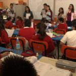 Becas Benito Juárez: auditan pagos por 592 millones Estudiantes de una escuela pública durante una actividad en el aula