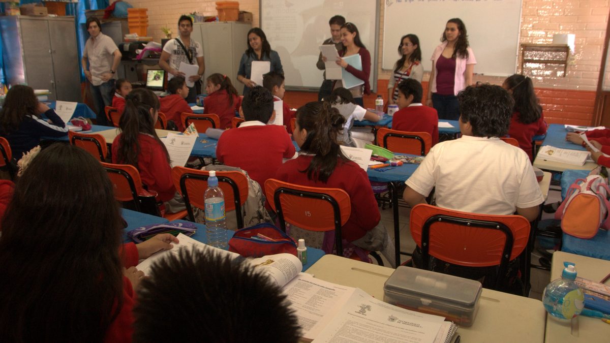 Estudiantes de una escuela pública durante una actividad en el aula