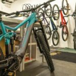 Bicicletas exhibidas en un taller y tienda especializada