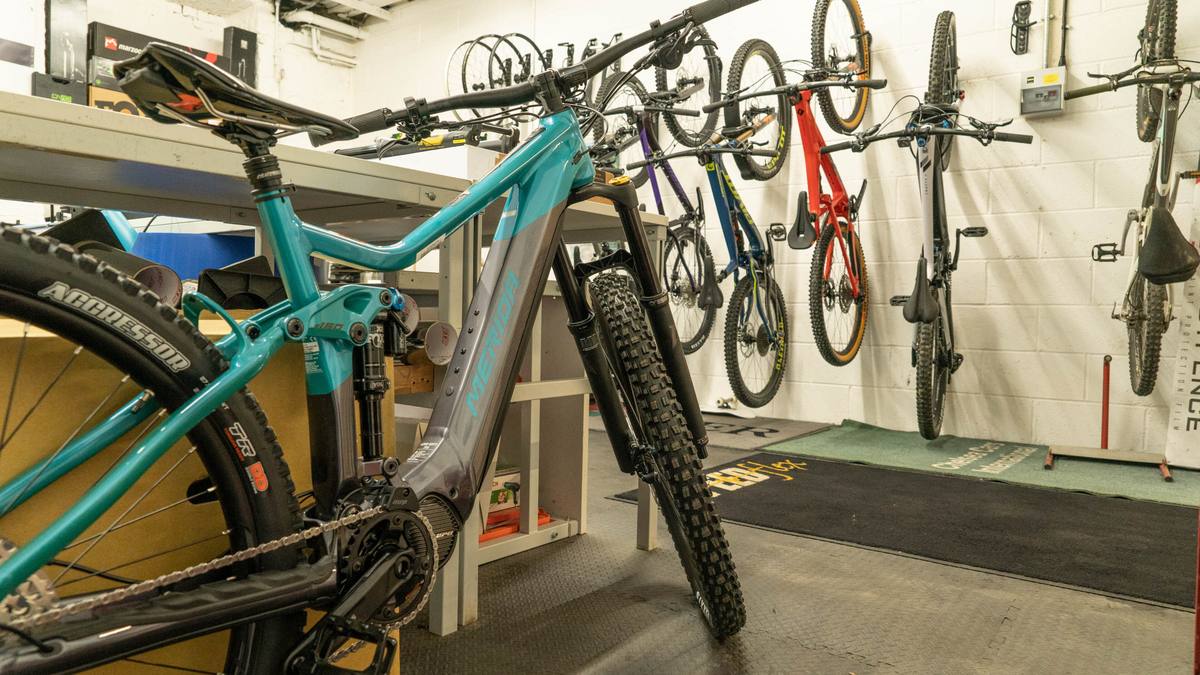 Bicicletas exhibidas en un taller y tienda especializada