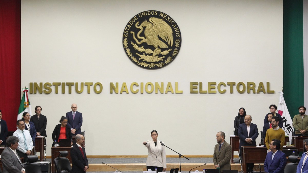 Blanca Yassahara Cruz García, al centro, rinde protesta ante el Consejo General del INE el 27 de octubre de 2026.