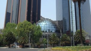 Bolsa Mexicana gana 4.36% mientras el peso se debilita