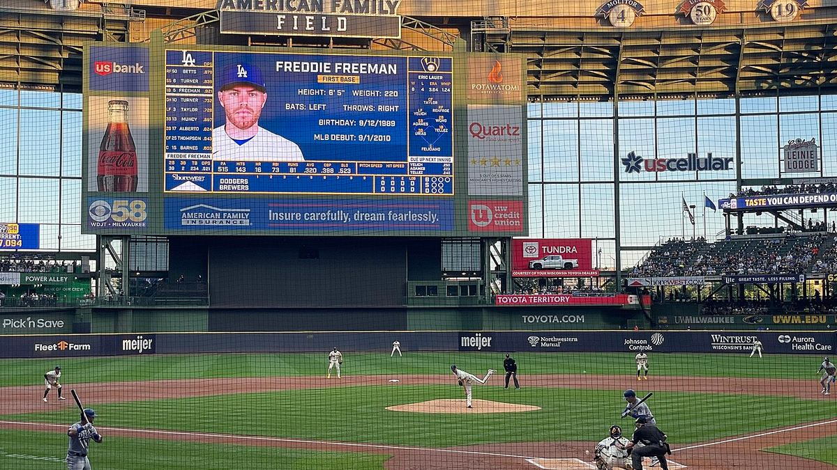 Juego entre Milwaukee Brewers y Los Angeles Dodgers en American Family Field