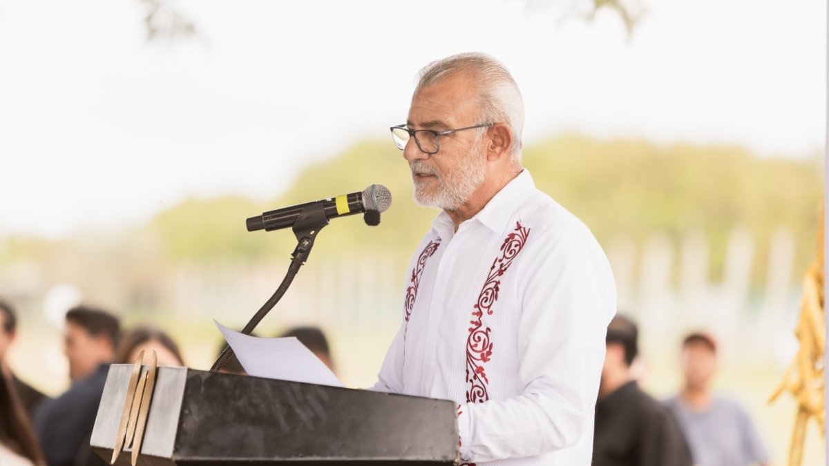 Intervención ante el micrófono durante el arranque de la rehabilitación del bulevar 12 de Marzo, en Matamoros.