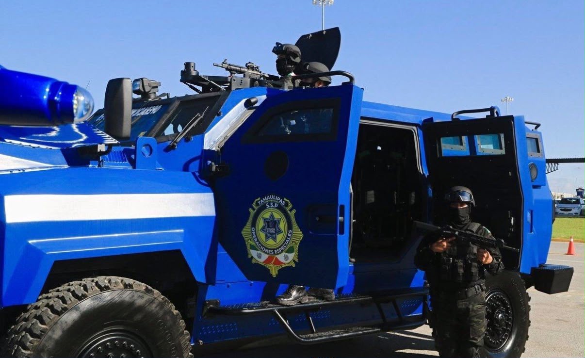 Vehículo blindado y agentes de los GOPES