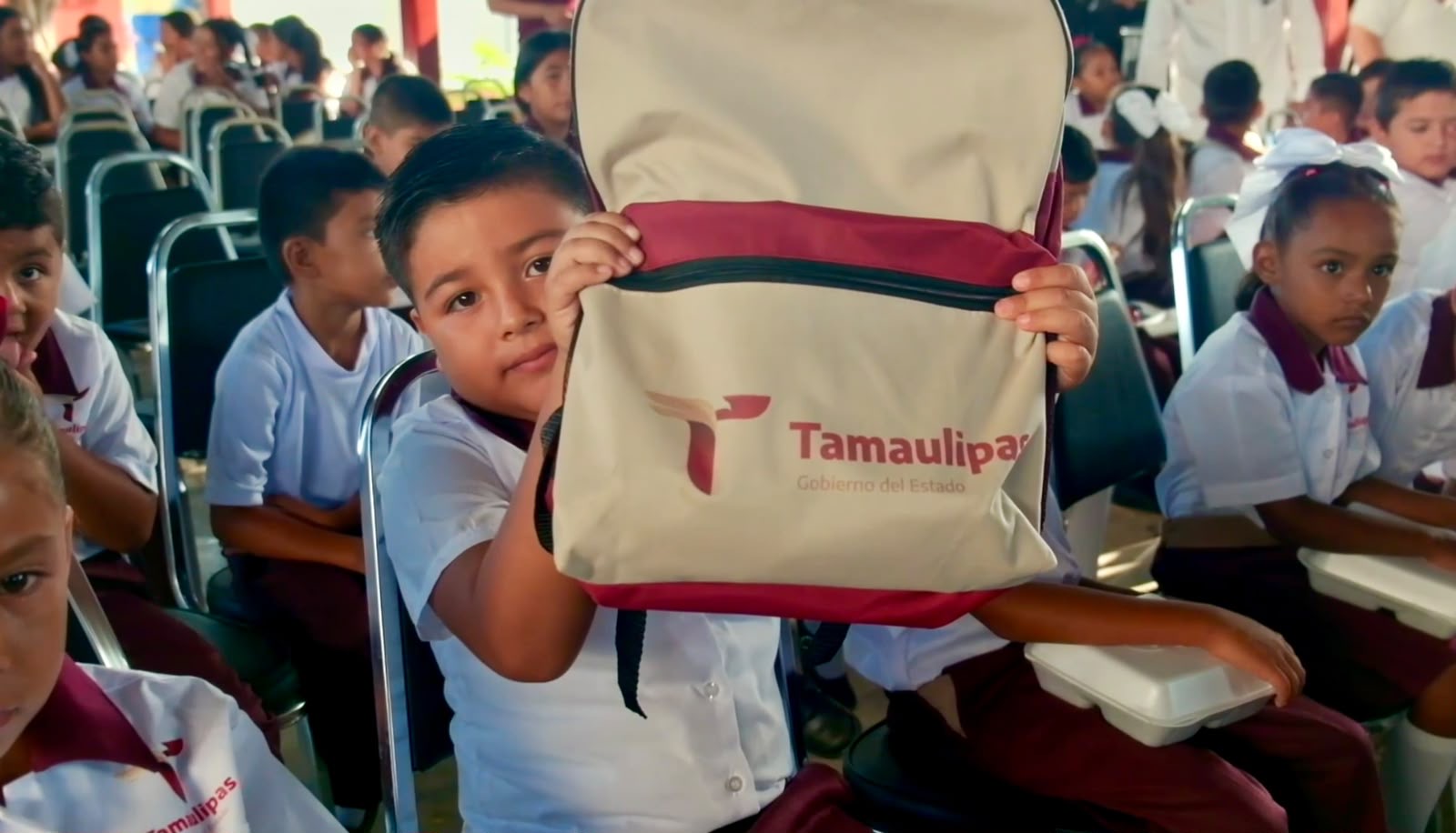 Estudiante recibe útiles escolares del Gobierno de Tamaulipas