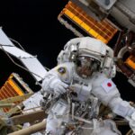 Koichi Wakata con traje espacial durante trabajos en la estructura exterior de la ISS en febrero de 2023