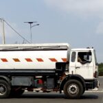 Posible veto al diésel de EU expone dependencia de México Camión cisterna horizontal usado para ilustrar el transporte de diésel
