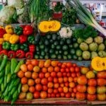 Canasta alimentaria sube 5.5% y rebasa la inflación Verduras frescas exhibidas en un mercado de México