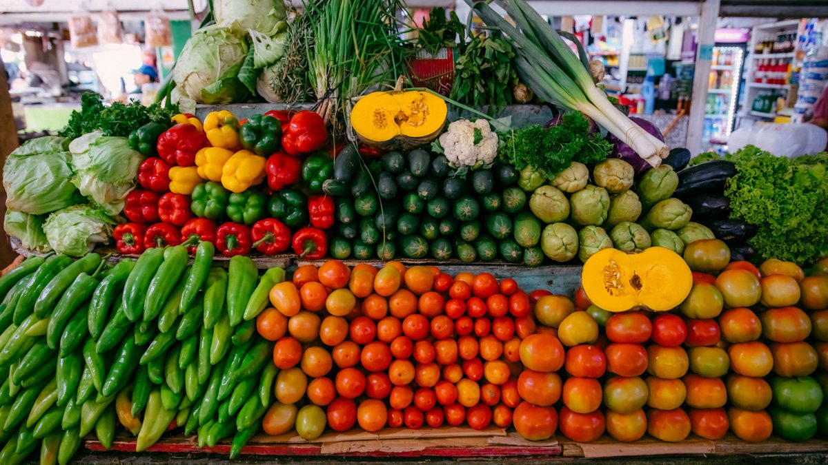 Verduras frescas exhibidas en un mercado de México