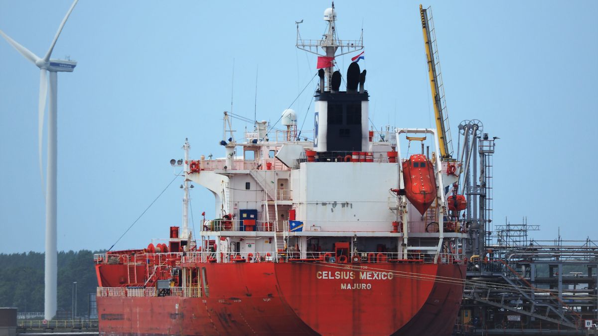 Buque tanque Celsius Mexico atracado en puerto, imagen de referencia sobre huachicol fiscal