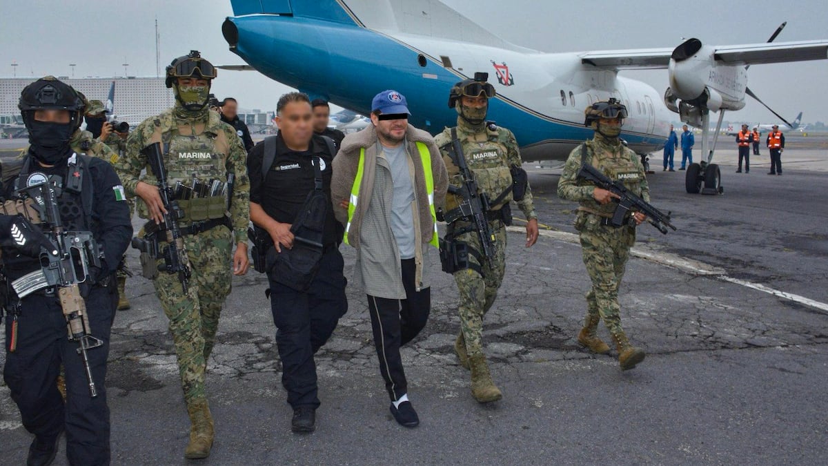 Miguel Ángel “N”, alias Capitán Sol, custodiado por elementos de la Marina