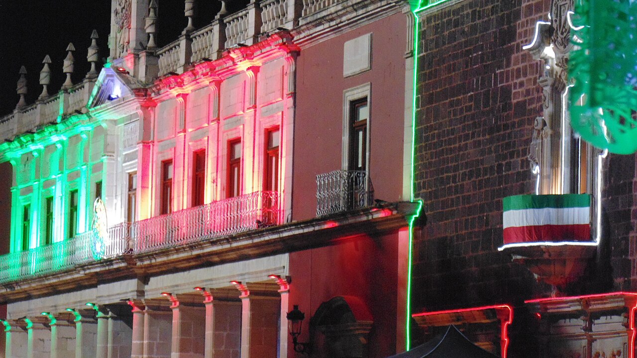 Palacio de Gobierno de Aguascalientes iluminado por la noche