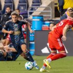 Cavan Sullivan conduce el balón durante un partido del Philadelphia Union