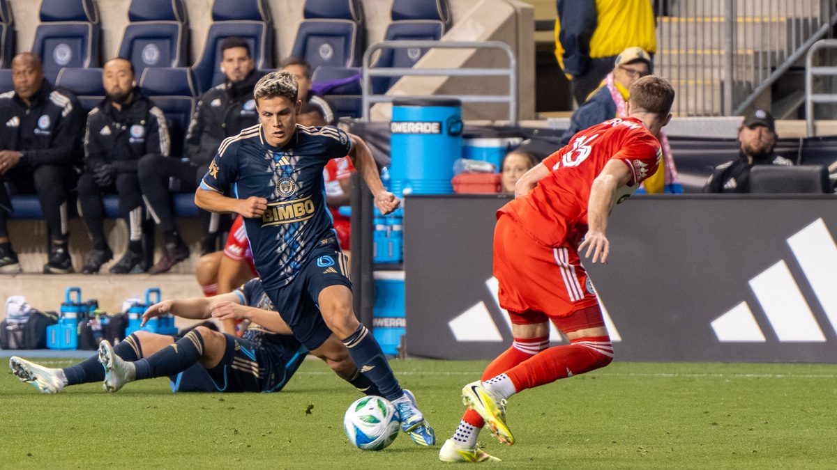 Cavan Sullivan conduce el balón durante un partido del Philadelphia Union