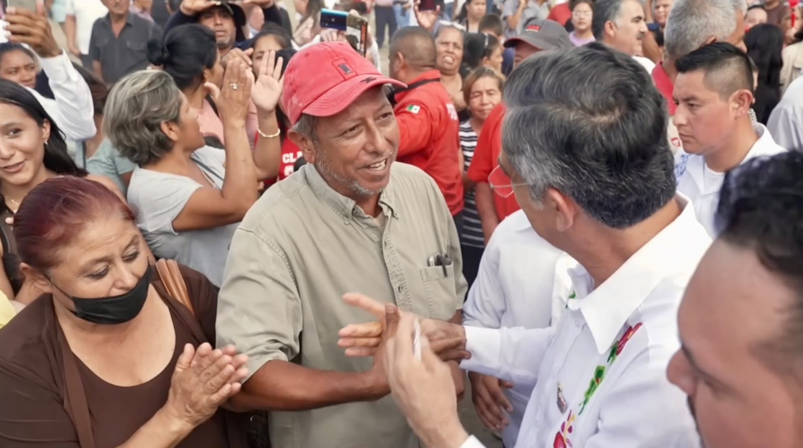 Américo Villarreal dialoga con habitantes de Río Bravo