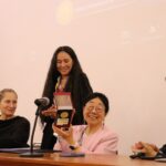Sau Lan Wu muestra la Medalla 2026 de la División de Partículas y Campos en Puebla