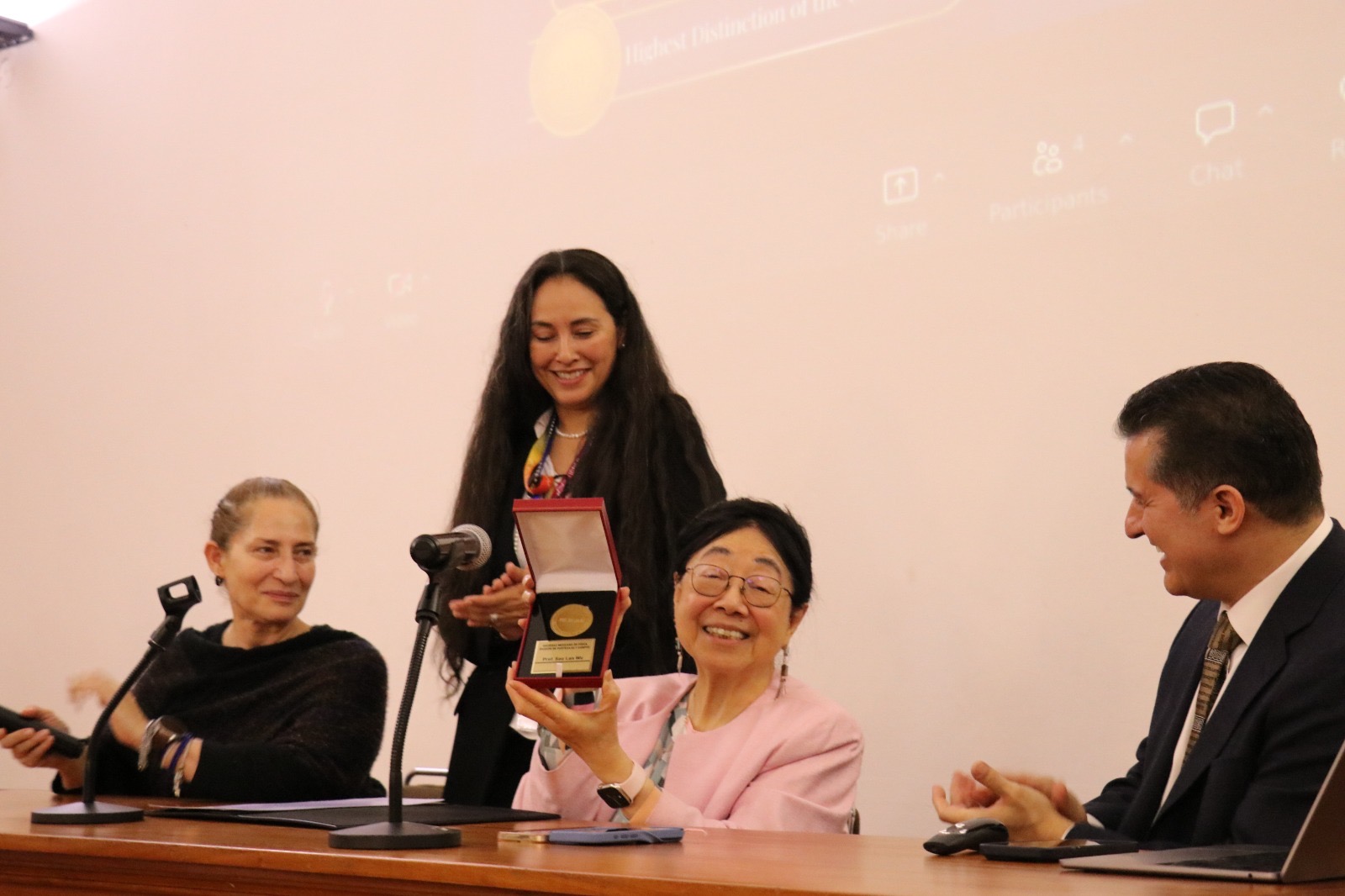 Sau Lan Wu muestra la Medalla 2026 de la División de Partículas y Campos en Puebla