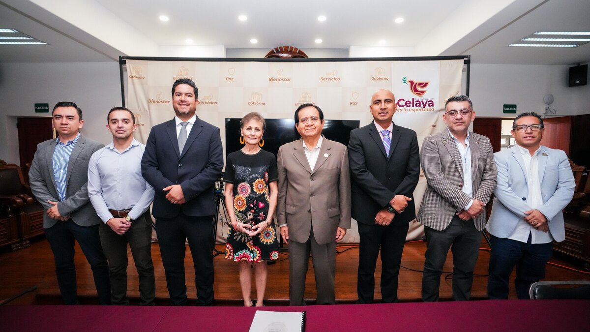 Juan Miguel Ramírez, al centro con traje beige, junto al Consejo Directivo del IMIPE en agosto de 2026