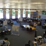 Personal científico trabaja frente a monitores en el Centro de Control del CERN