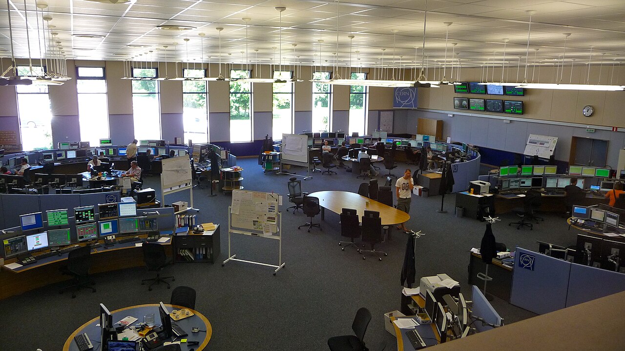 Personal científico trabaja frente a monitores en el Centro de Control del CERN
