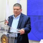 César Jáuregui acompañado de colaboradores durante una comparecencia en Chihuahua