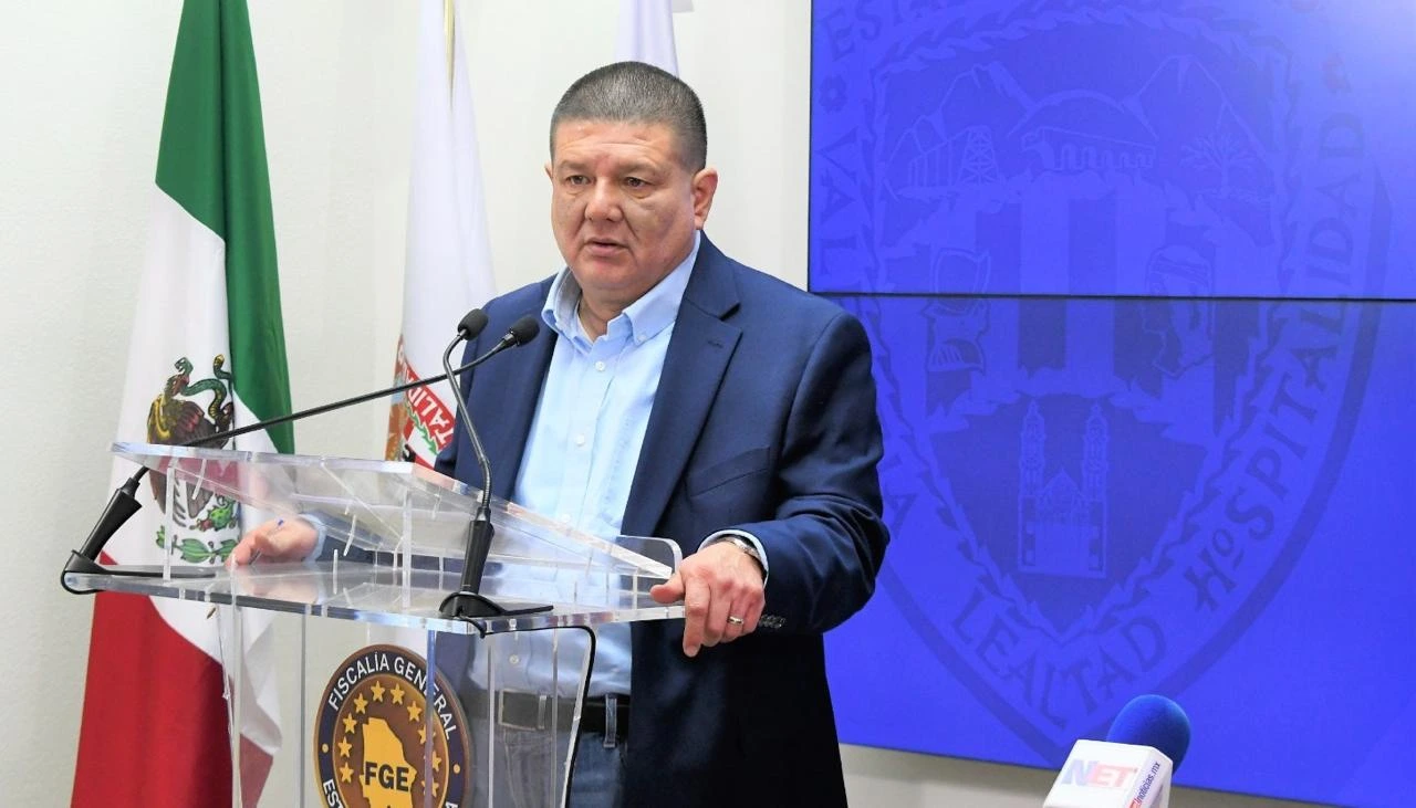 César Jáuregui acompañado de colaboradores durante una comparecencia en Chihuahua