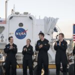 CHAPEA: NASA fija salida tras 378 días de aislamiento Tripulación principal de CHAPEA y dos suplentes ante el vehículo de exploración, al inicio del ensayo en Houston.
