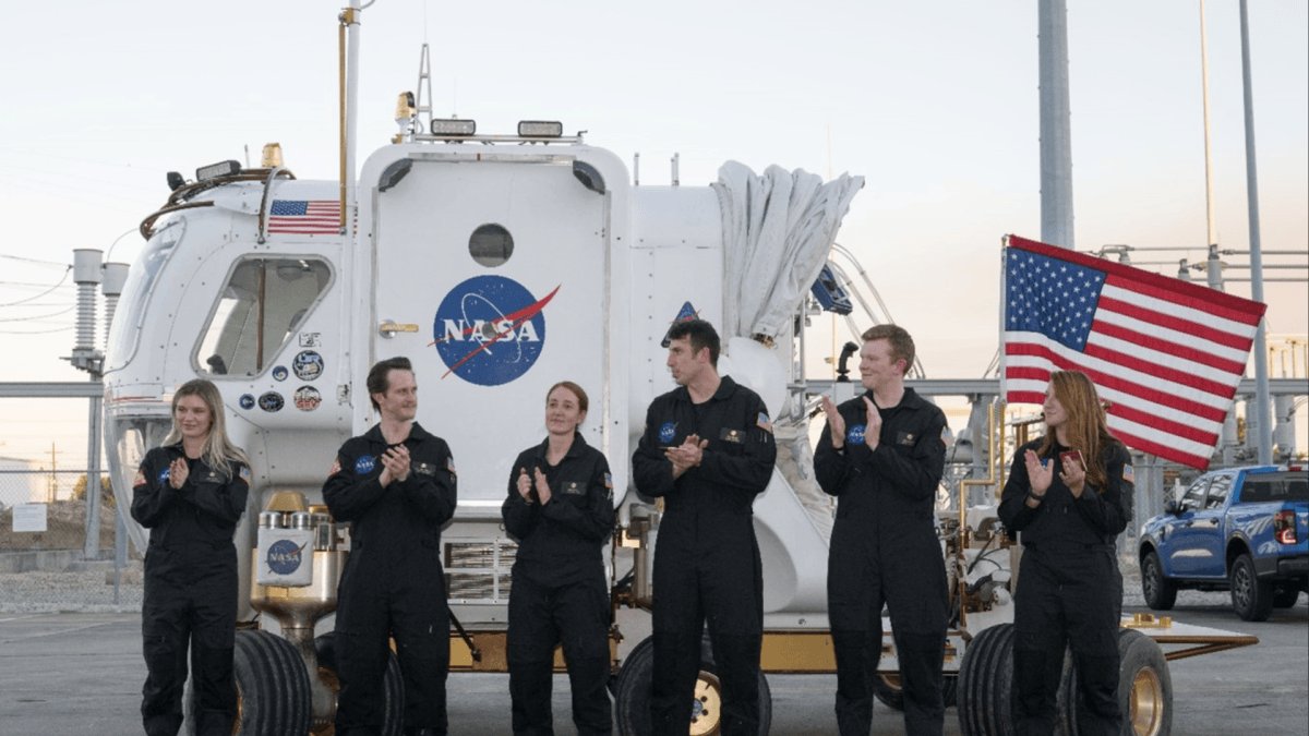 Tripulación principal de CHAPEA y dos suplentes ante el vehículo de exploración, al inicio del ensayo en Houston.
