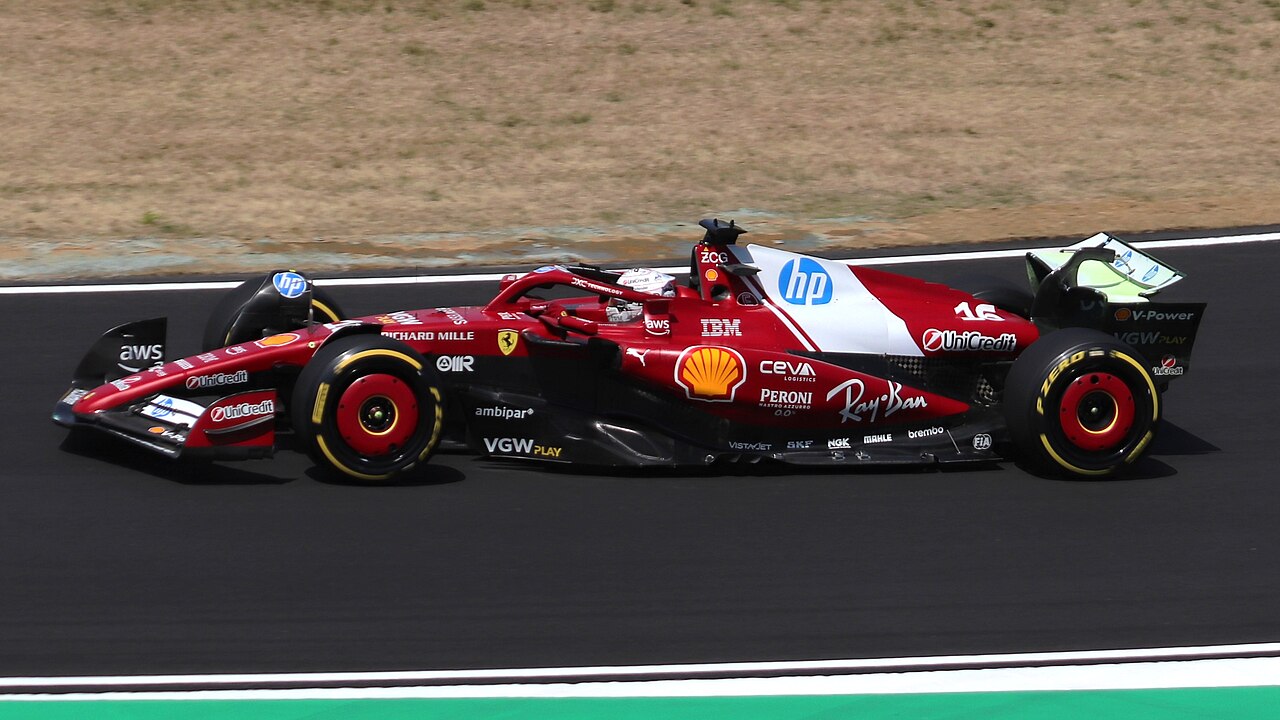 Charles Leclerc conduce el Ferrari SF-25 durante una práctica de Fórmula 1