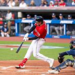 Chase DeLauter conecta un batazo de Cleveland Guardians ante Tampa Bay Rays