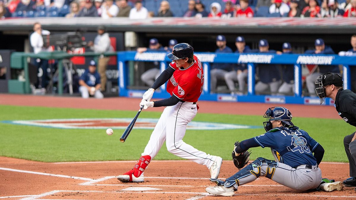 Chase DeLauter conecta un batazo de Cleveland Guardians ante Tampa Bay Rays