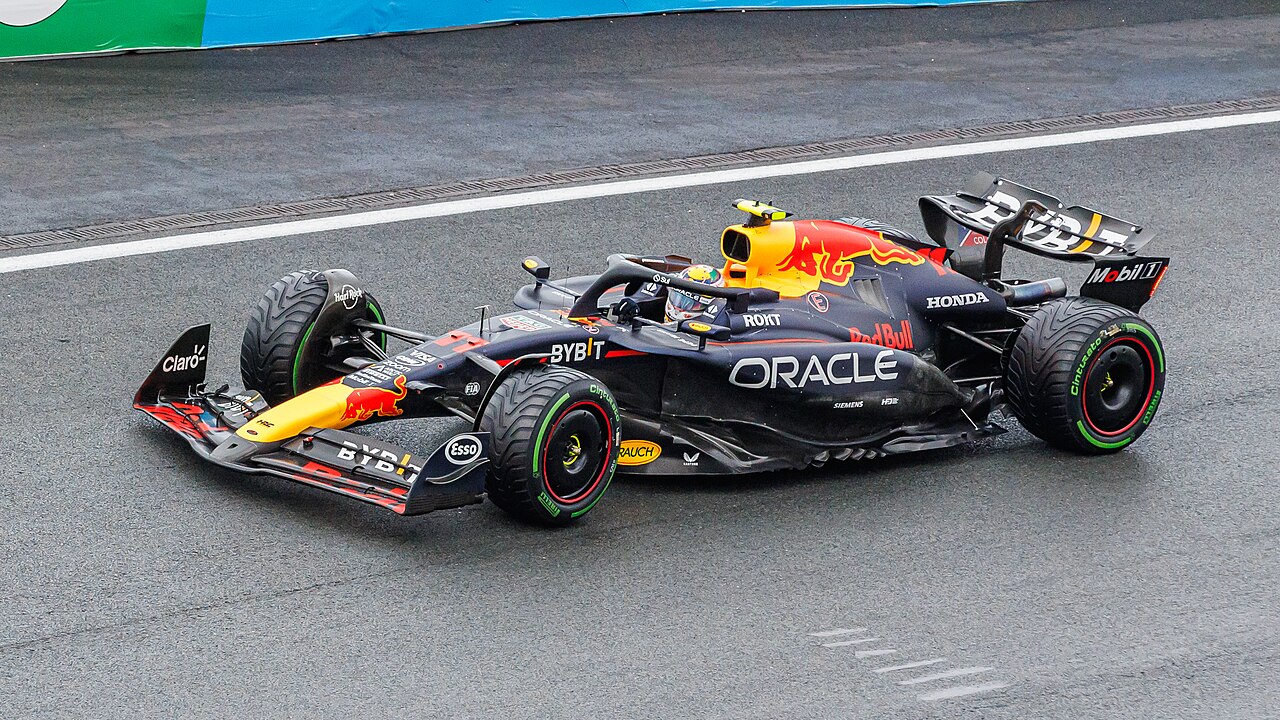 Sergio Pérez conduce un Red Bull RB20 en Zandvoort en agosto de 2024; fotografía de archivo