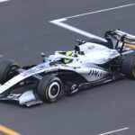 Checo Pérez conduce el monoplaza Cadillac número 11 durante el Gran Premio de China 2026