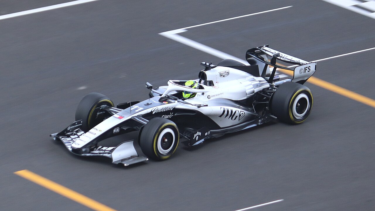 Checo Pérez conduce el monoplaza Cadillac número 11 durante el Gran Premio de China 2026