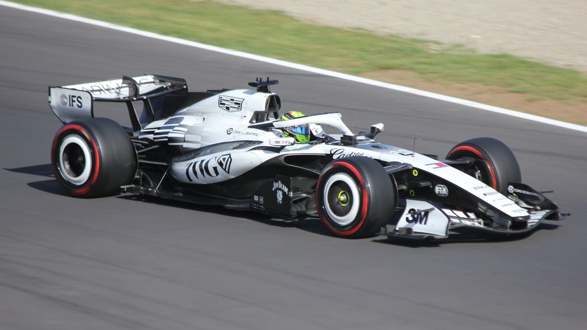 Checo Pérez conduce el Cadillac MAC-26 de Fórmula 1 en pista